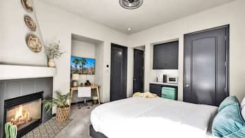 1 bedroom, desk, iron/ironing board, WiFi