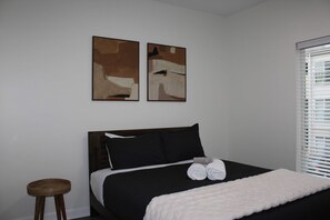 2 bedrooms, WiFi, bed sheets - Luxury 2BR with Pool Access (Columbus)
