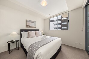 Apartment | 1 bedroom, laptop workspace, bed sheets - Chic West End Stay With Gym & Pool Access (Brisbane)