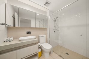 Apartment | Bathroom | Towels - Chic West End Stay With Gym & Pool Access (Brisbane)