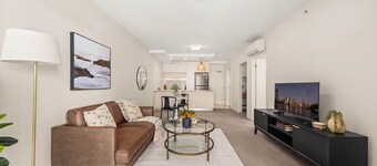 Chic West End Stay With Gym & Pool Access