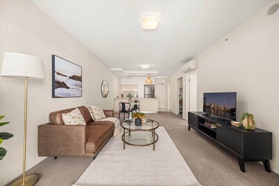 Chic West End Stay With Gym & Pool Access