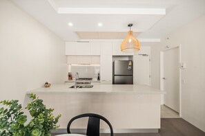 Apartment | Private kitchen - Chic West End Stay With Gym & Pool Access (Brisbane)