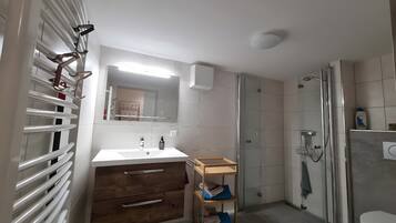 Dusche, Haartrockner, HandtĂŒcher