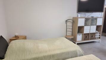 BĂŒgeleisen/BĂŒgelbrett, WLAN, BettwĂ€sche