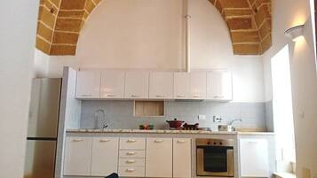 Apartamento conforto, vista para o mar | Cozinha privada | Refrigerador em uma área comum