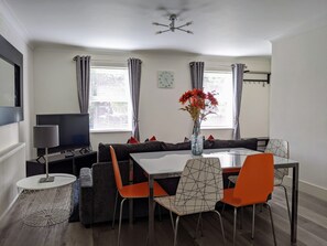 Dining - Saffron Court by Wycombe Apartments - Central (High Wycombe)