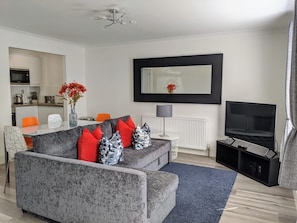 Living area - Saffron Court by Wycombe Apartments - Central (High Wycombe)