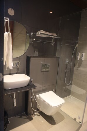 Luxury Double Room, Balcony, Garden View | Bathroom | Shower, free toiletries, hair dryer, towels