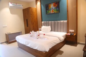 Luxury Double Room, Balcony, Garden View | In-room safe, blackout drapes, iron/ironing board, free WiFi