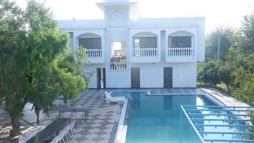 Una piscina al aire libre