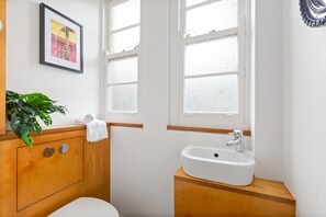 Bathroom - Spacious 3-bed Home in Princeton Pearl Double Bay (Sydney)