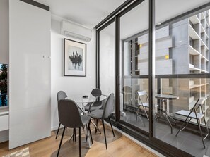 Dining - Melbourne CBD 2bed With Gym, Sauna & Pool Access (Melbourne)