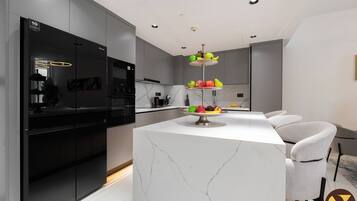 Luxury Apartment, Balcony, Marina View | Private kitchen | Microwave, oven, stovetop, cookware/dishes/utensils