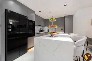 奢華公寓, 陽台, 海濱景觀 | 私人廚房 | 微波爐、烤箱、爐台、鍋具/餐盤/廚房用品