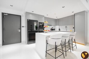Luxury Apartment, Balcony, Marina View | Private kitchen | Microwave, oven, stovetop, cookware/dishes/utensils - Vogue Dorra Bay near JBR Beach Ain Dubai (Dubai)