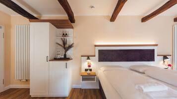 Schreibtisch, laptopgeeigneter Arbeitsplatz, kostenloses WLAN