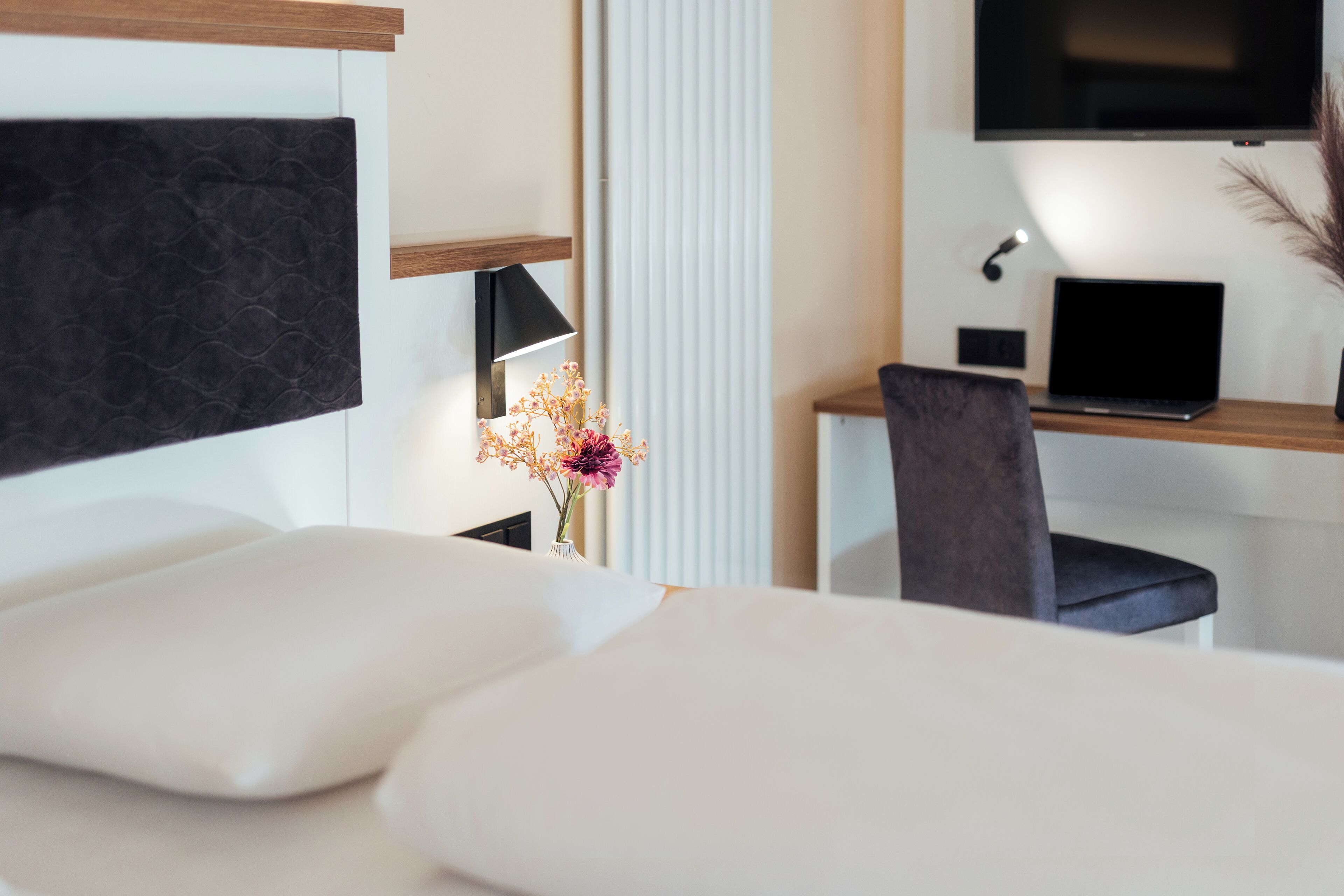 Skrivbord, arbetsyta för laptop och gratis wi-fi