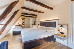 Classic trippelrum | Skrivbord, arbetsyta för laptop och gratis wi-fi