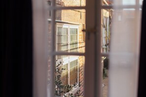 Desk, laptop workspace, free WiFi