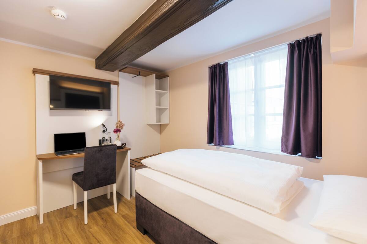 Single Room | Desk, laptop workspace, free WiFi