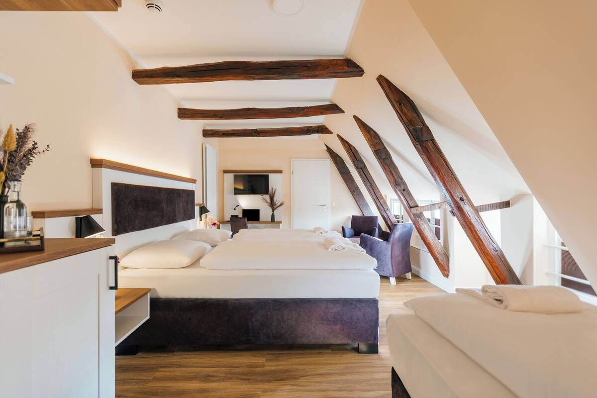 Classic Triple Room | Desk, laptop workspace, free WiFi