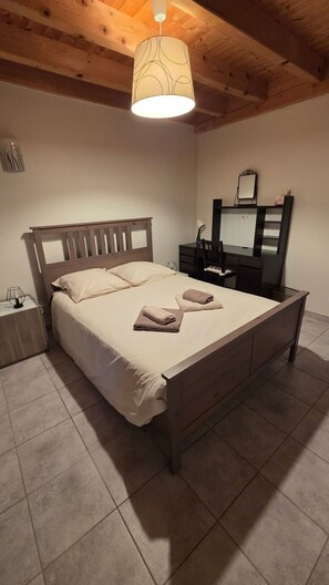 5 bedrooms, desk, iron/ironing board, free WiFi - Old farmhouse in the Loire gorges (Vorey)
