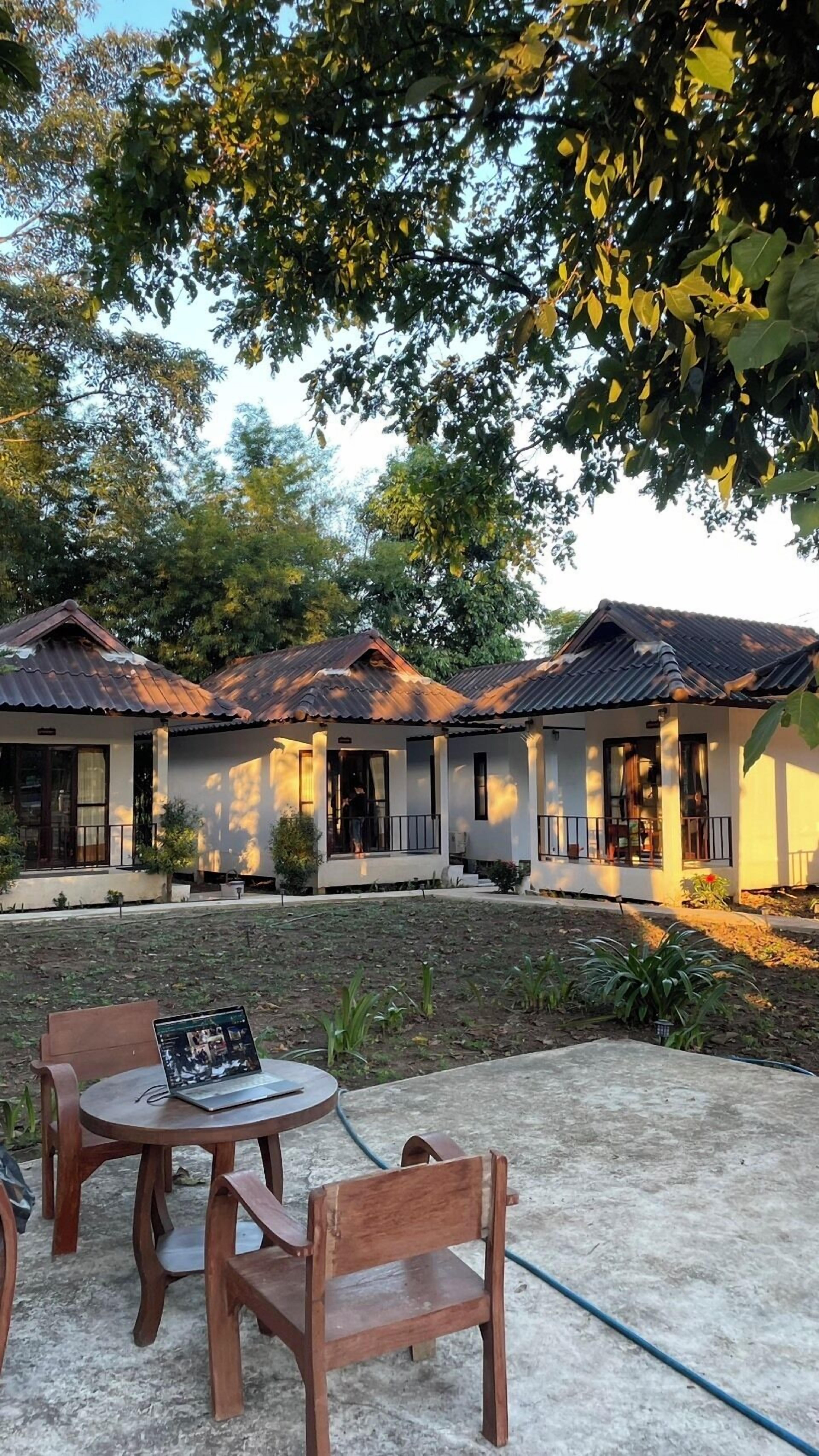 บ้านดีลักซ์, วิวสวน | บริเวณนั่งเล่น | ทีวีจอแบน 14 นิ้ว พร้อมช่องดาวเทียม