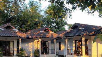 Deluxe-Haus, Gartenblick | Wohnbereich | 14-Zoll-Flachbildfernseher mit Satellitenempfang