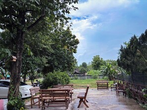 Deluxe House, Garden View | Living area