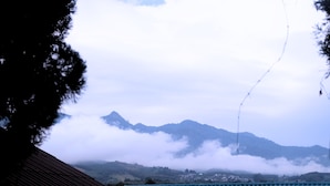 A mountainous landscape with a view of the sky and clouds. - A-Thip House (Pai)