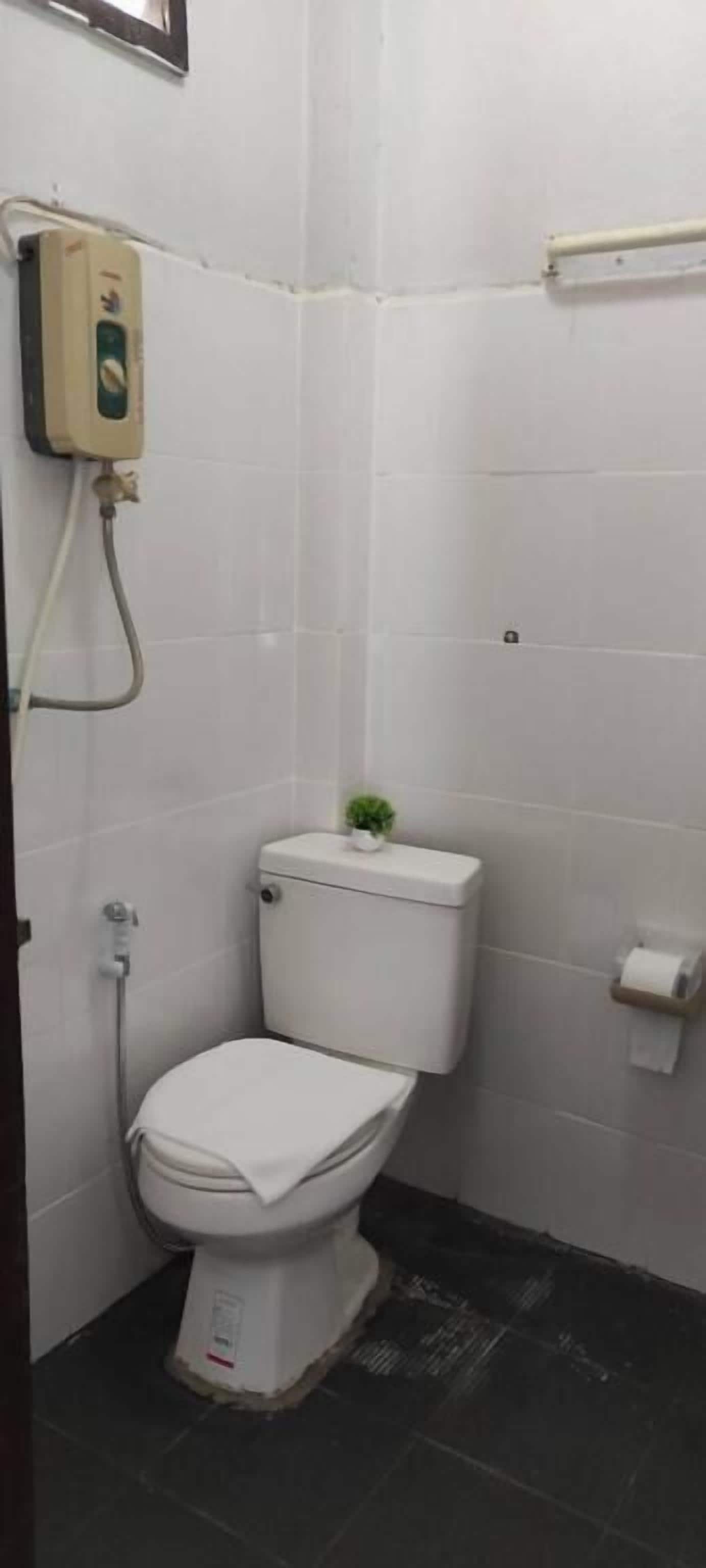 华丽独立别墅, 花园景观 | 浴室 | 淋浴设施、免费洗浴用品、吹风机、毛巾