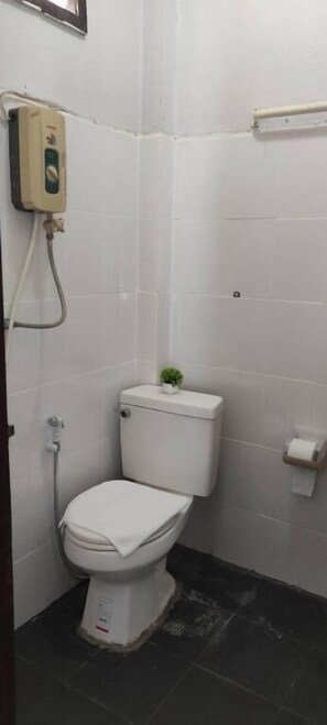 Casa luxo, vista para o jardim | Banheiro | Chuveiro, produtos de toalete grátis, secador de cabelo 