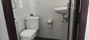 Deluxe-Haus, Gartenblick | Badezimmer | Dusche, kostenlose Toilettenartikel, Haartrockner, Handtücher