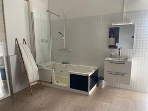 Toallas, jabón, papel de baño