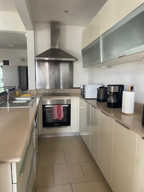 Fridge, microwave, oven, stovetop - Bright, quiet loft within walking distance - Exceptional location (Le Gosier)