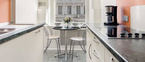 Réfrigérateur, micro-ondes, four, plaque de cuisson