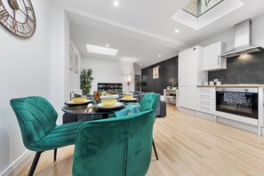 Dining - Modern 2-Bed Home with Garden & Free Parking. 15 Mins to Central London! (London)