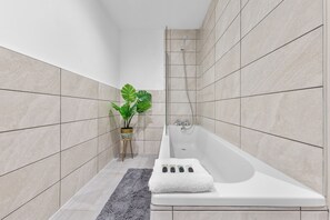Haartrockner, Handtücher, Seife, Toilettenpapier