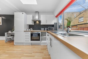Private kitchen - Modern 2-Bed Home with Garden & Free Parking. 15 Mins to Central London! (London)