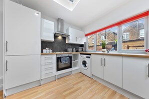 Private kitchen - Modern 2-Bed Home with Garden & Free Parking. 15 Mins to Central London! (London)