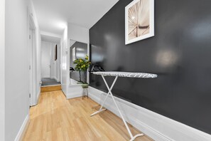 Interior - Modern 2-Bed Home with Garden & Free Parking. 15 Mins to Central London! (London)