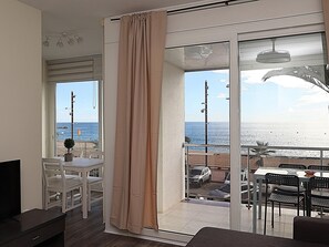 Interior - Diamonds Sea View – Apartamento frente al mar con terraza y capacidad para 6 personas (Lloret de Mar)