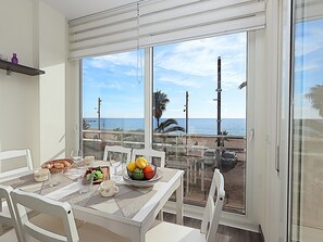 Dining - Diamonds Sea View – Apartamento frente al mar con terraza y capacidad para 6 personas (Lloret de Mar)