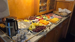 Un buffet proposant une variété de plats et une machine à café.
