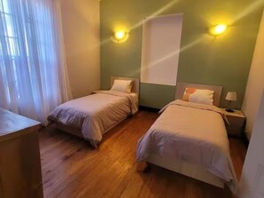 3 bedrooms, iron/ironing board, WiFi, bed sheets