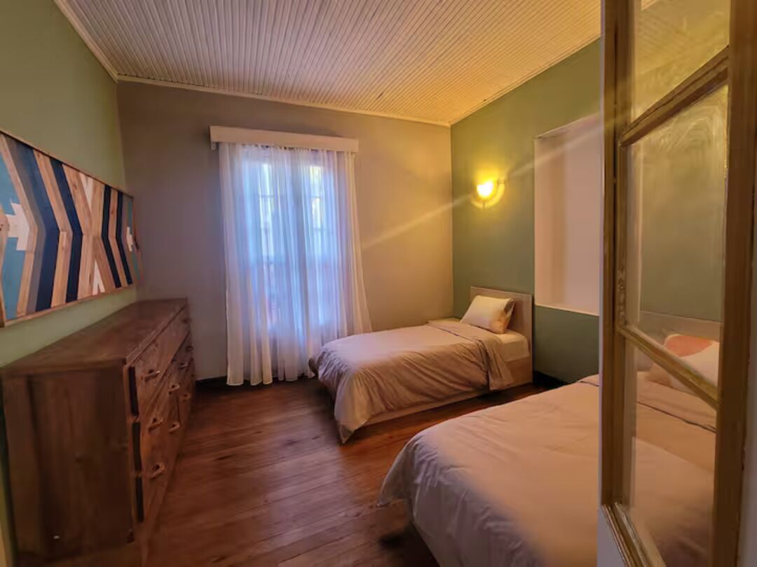 3 habitaciones, tabla de planchar con plancha, wifi y ropa de cama 