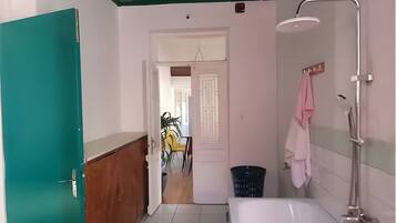 Bidet, serviettes fournies, savon, papier toilette