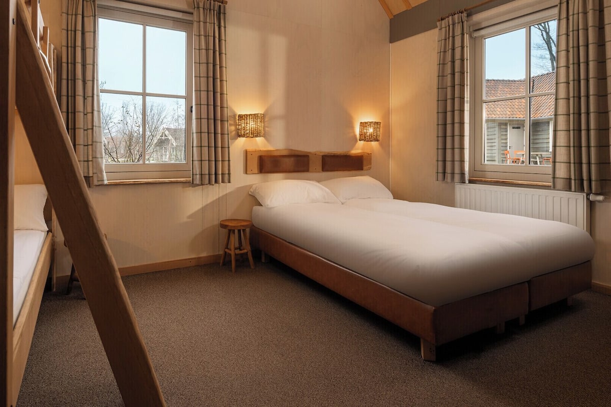 Lodge 6-persons (with unlimited amusement park access) | WiFi (free), bed sheets