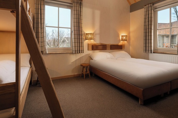 Lodge 6-persons (with unlimited amusement park access) | WiFi (free), bed sheets